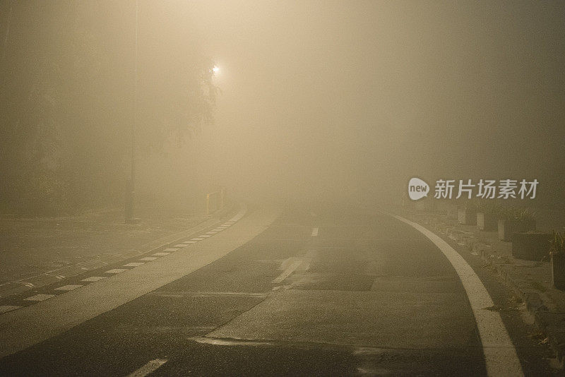 冬天城里有雾的路