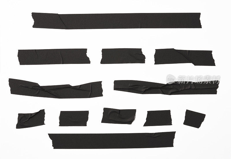 白色背景上撕裂的黑色胶带的孤立镜头
