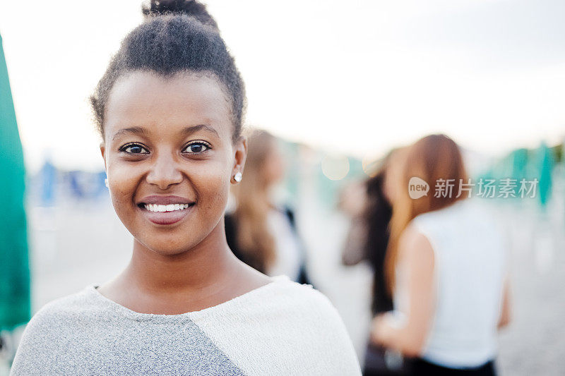 年轻的非洲女人和朋友玩得很开心