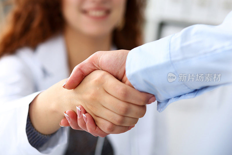 女医生与女商人握手问好