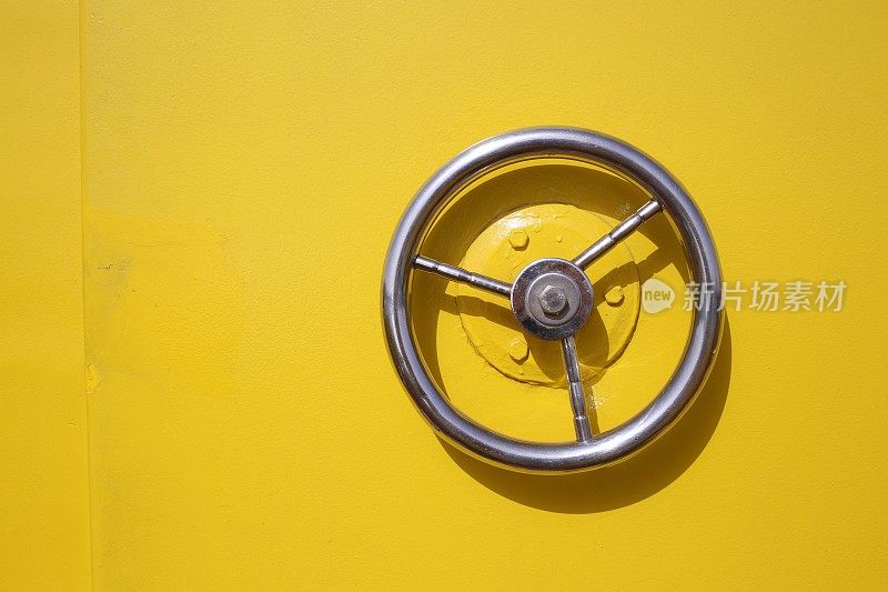 黄色船门上的铁圆轮