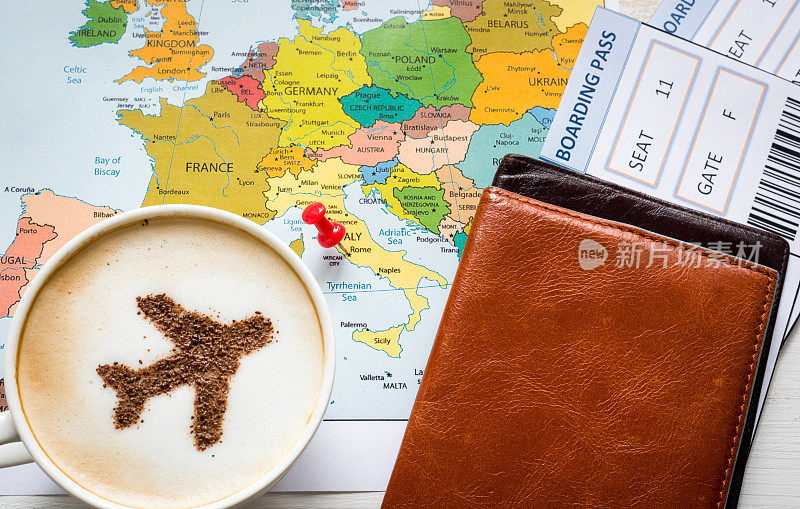 用肉桂制成的卡布奇诺飞机，护照和欧洲地图