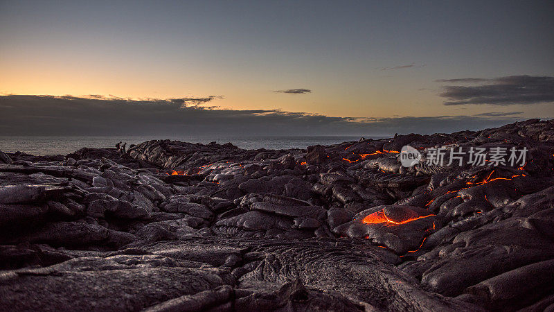 黎明时分太平洋海岸的熔岩场