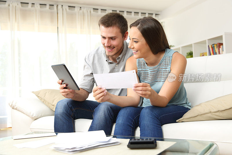 幸福的夫妇在网上查银行账户