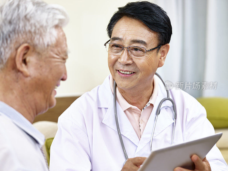 亚洲医生与病人交谈