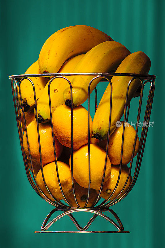 香蕉和橘子在铁篮子里