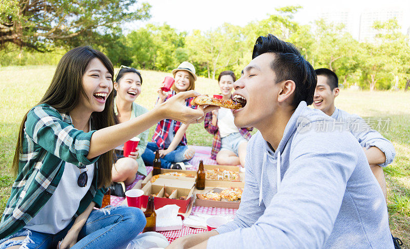 快乐的年轻朋友们享受健康野餐