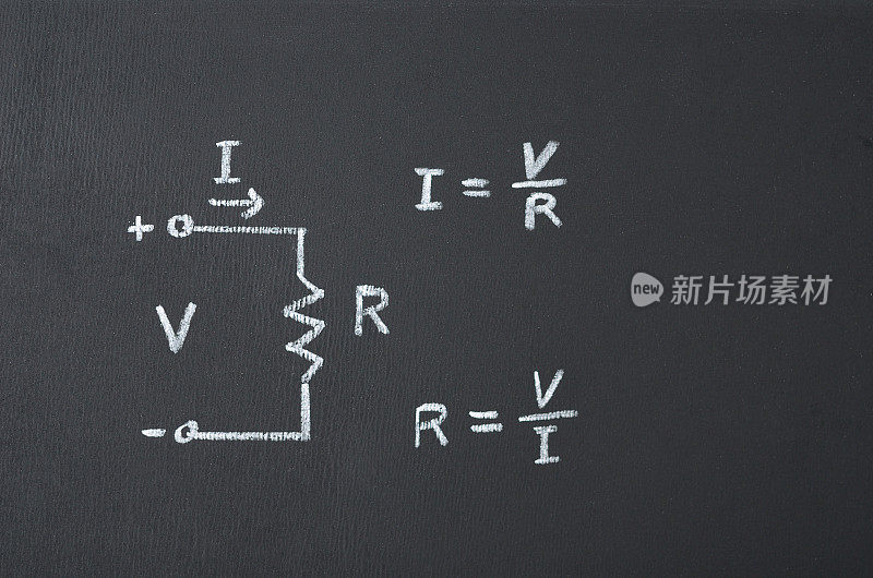 欧姆定律和黑板上的图表和公式