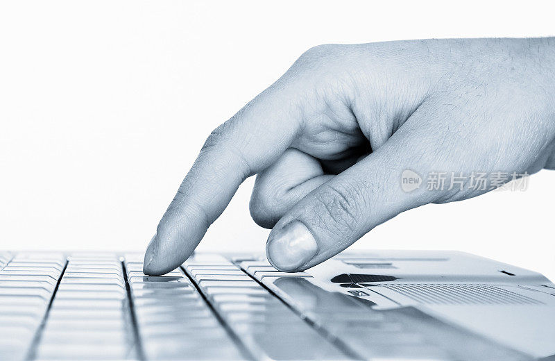一只女性的手在按键盘上的键