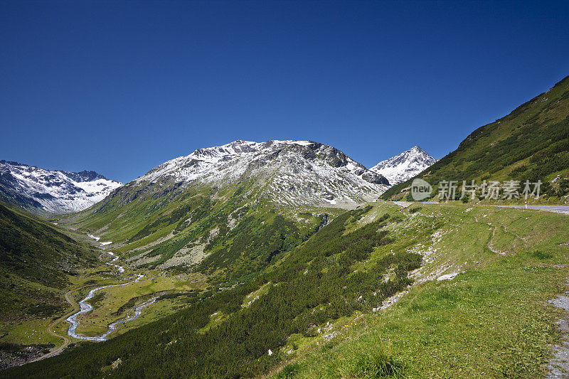 靠近Flüelapass的路，阿尔卑斯山