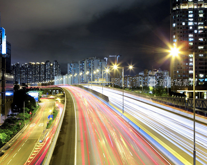 夜间有交通通道的城市风景