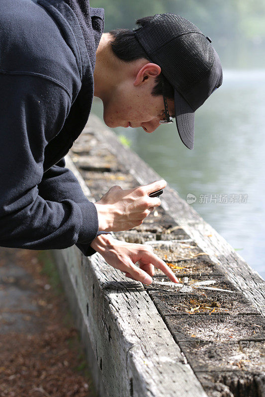 十几岁的男孩和他的相机在安大略湖，加拿大多伦多