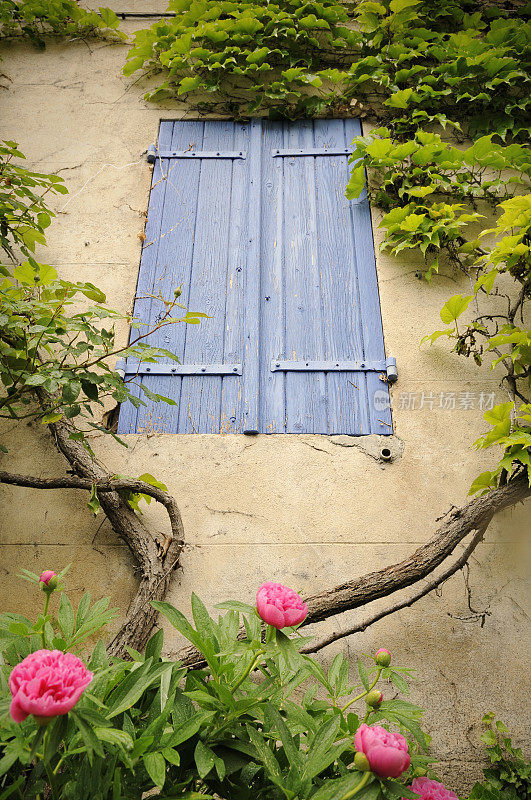 法国普罗旺斯的蓝色百叶窗