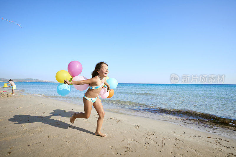 沙滩上的气球女孩