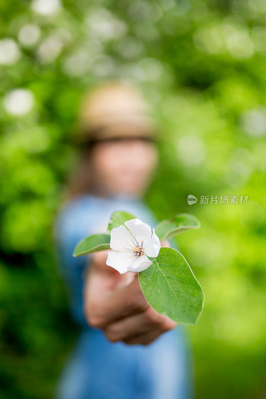 手持鲜花的年轻女子