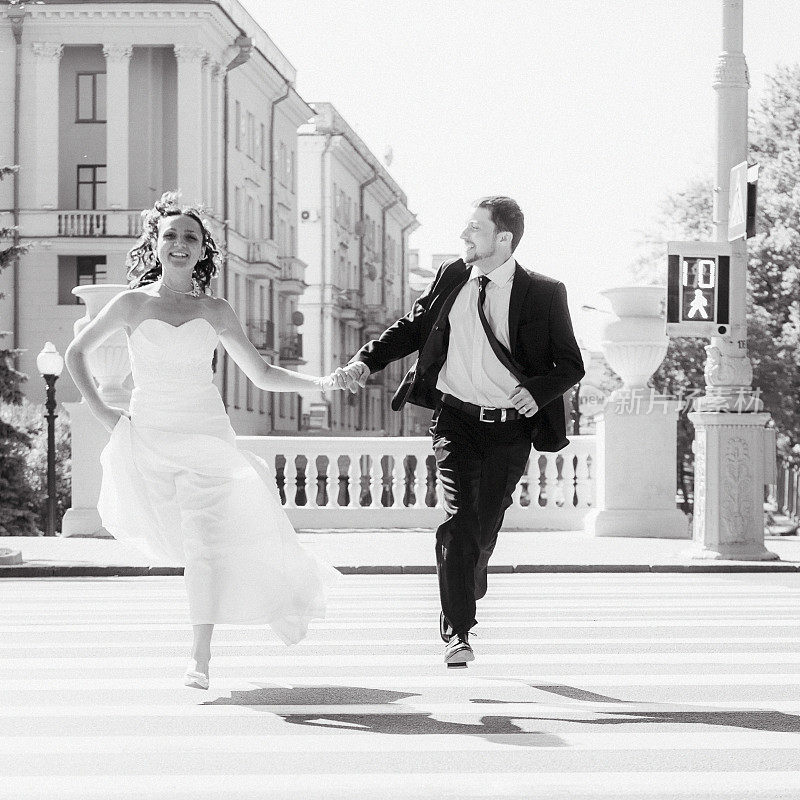 真正的婚礼:新娘和新郎跑过马路