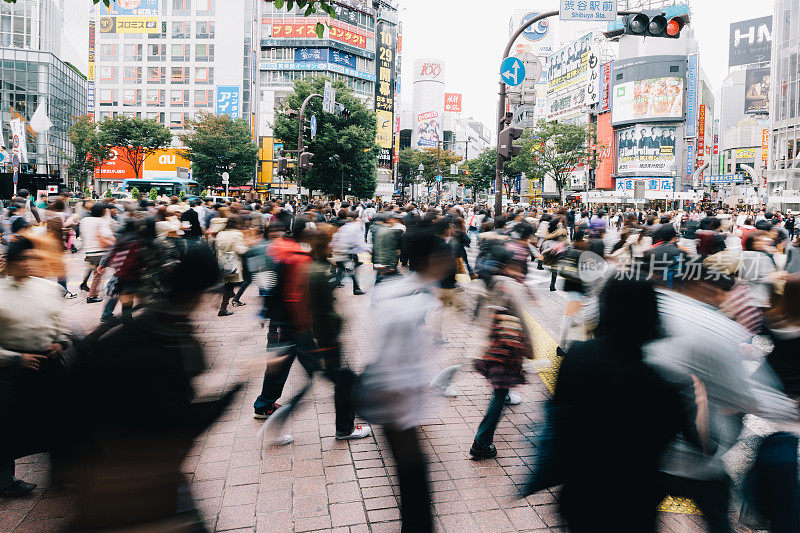拥挤的行人穿过东京涩谷