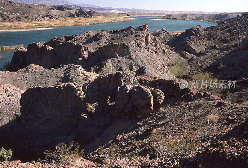 哈瓦苏湖野生动物保护区沿亚利桑那州科罗拉多河的火山岩