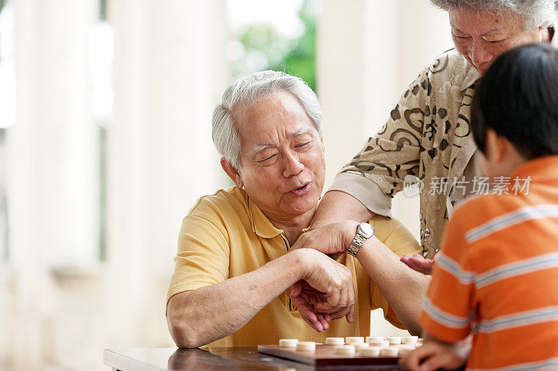 爷爷奶奶孙子玩象棋