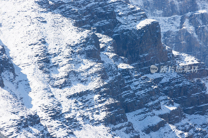 加拿大落基山脉有岩石和雪景景色