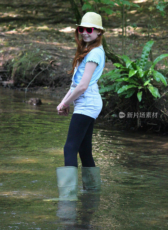 小女孩在河里、林间溪流中嬉戏、划桨、涉水