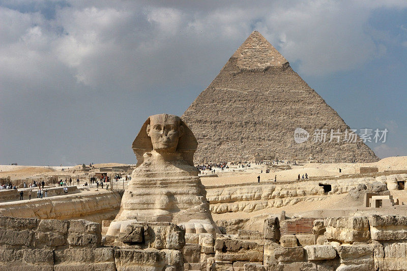 游客们探索狮身人面像和吉萨金字塔