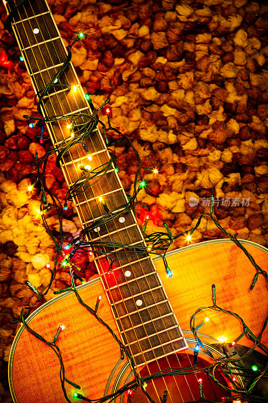 吉他和圣诞装饰灯