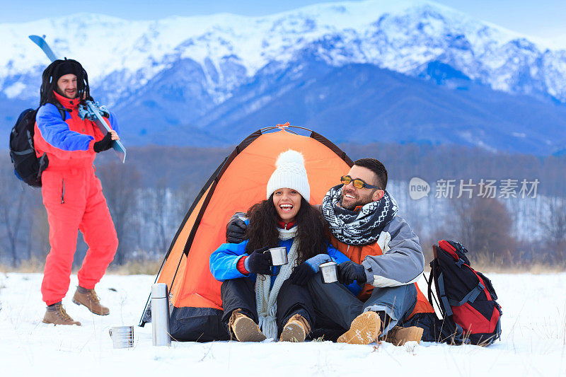 朋友们在雪山露营和滑雪