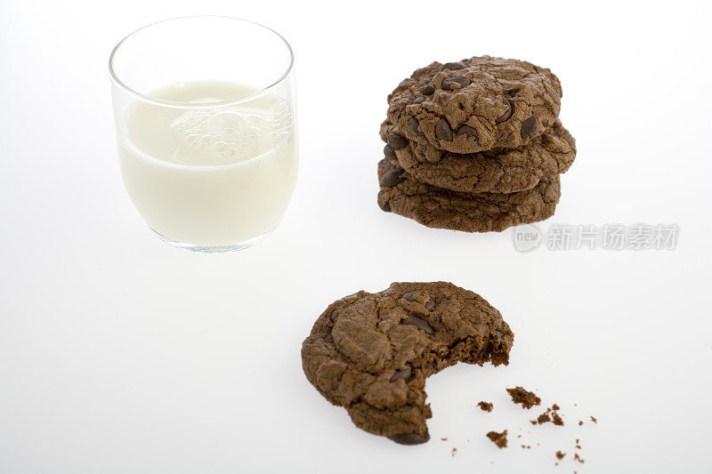 白色背景的饼干和牛奶的高角度视图