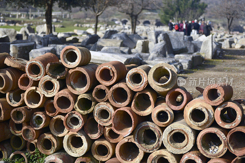 堆叠的古代陶土管道。