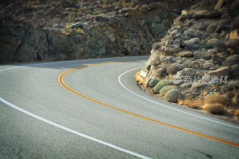 曲山沙漠公路与黄线