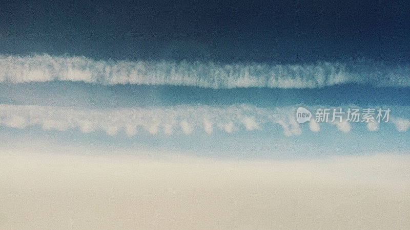 云蒸汽飞机尾迹天空背景