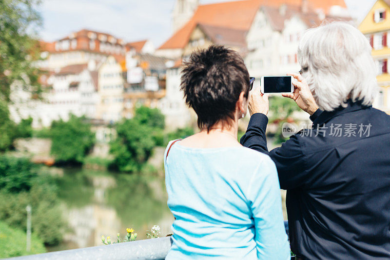 老年夫妇享受他们的旅程Tübingen，德国