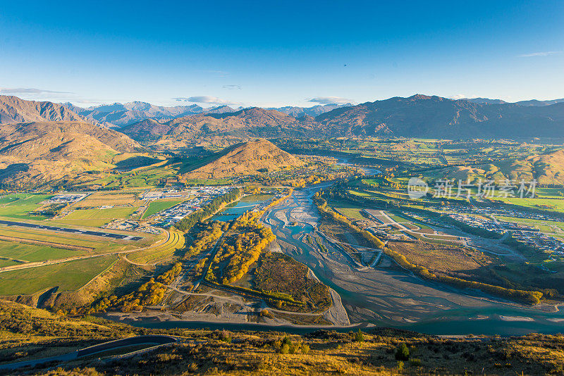 新西兰皇后镇壮观的山峰全景