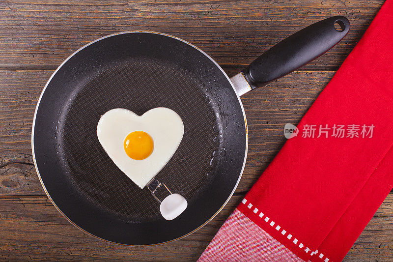情人节的早餐铁制的鸡蛋心脏作物
