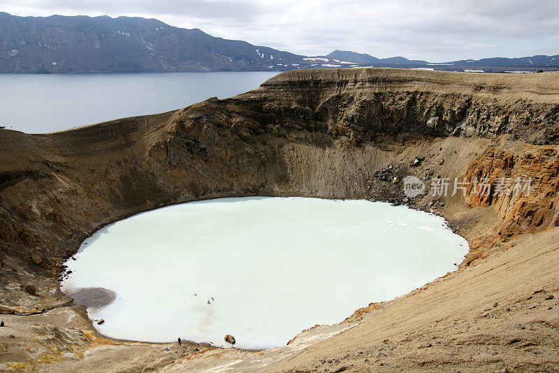 Víti，冰岛Askja火山口湖。