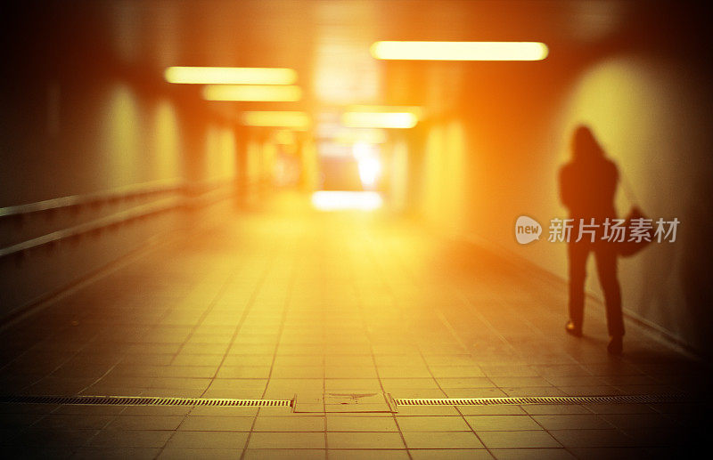 一个女人独自走在隧道里