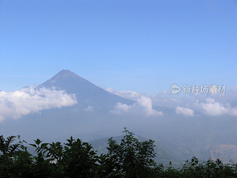 云中的火山