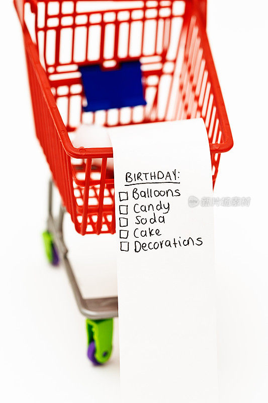 超市手推车里的生日派对购物清单