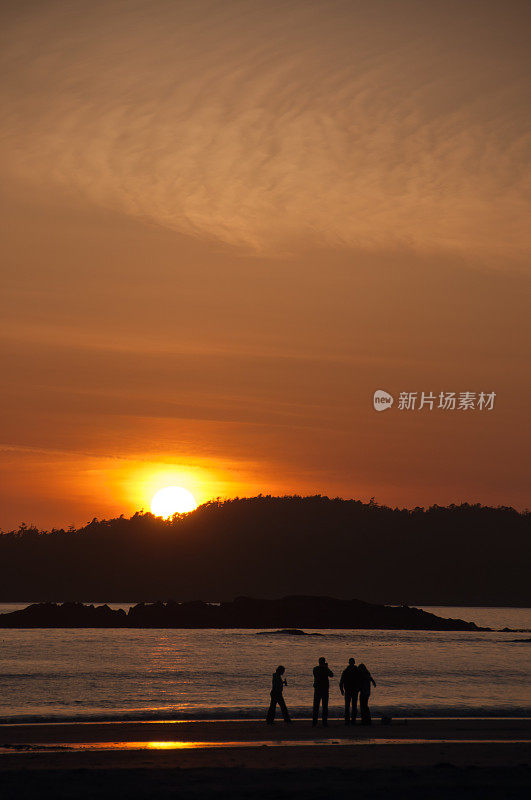 日落在海洋和步行者