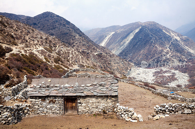 喜马拉雅山上用石头建造的古老山屋