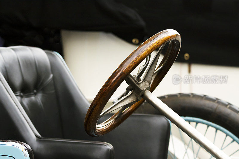 特写古董车的方向盘和皮革座椅