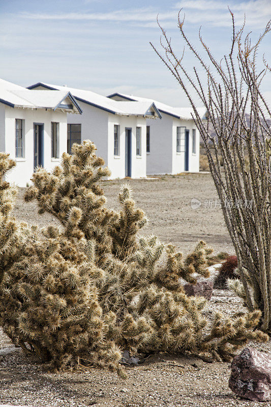 安博的老白色汽车旅馆小屋