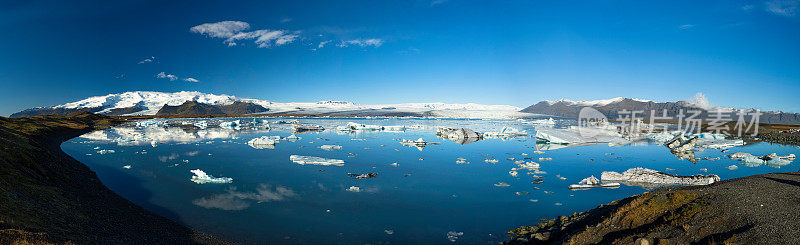 冰山漂浮在Jokulsarlon冰川泻湖，全景构图，冰岛南部