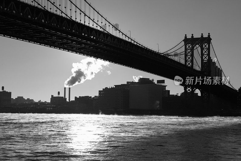 曼哈顿桥和东河日出纽约剪影单色