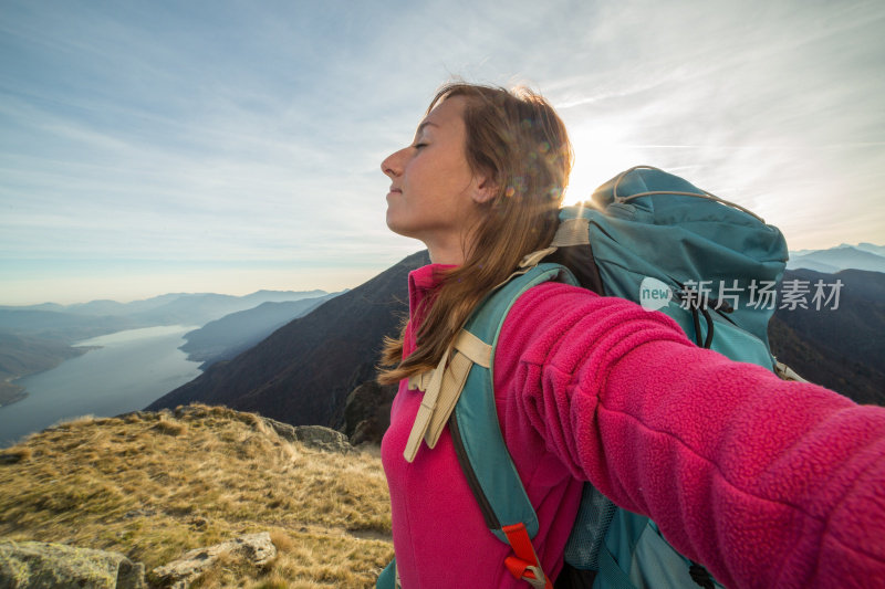 徒步旅行者享受大自然的新鲜