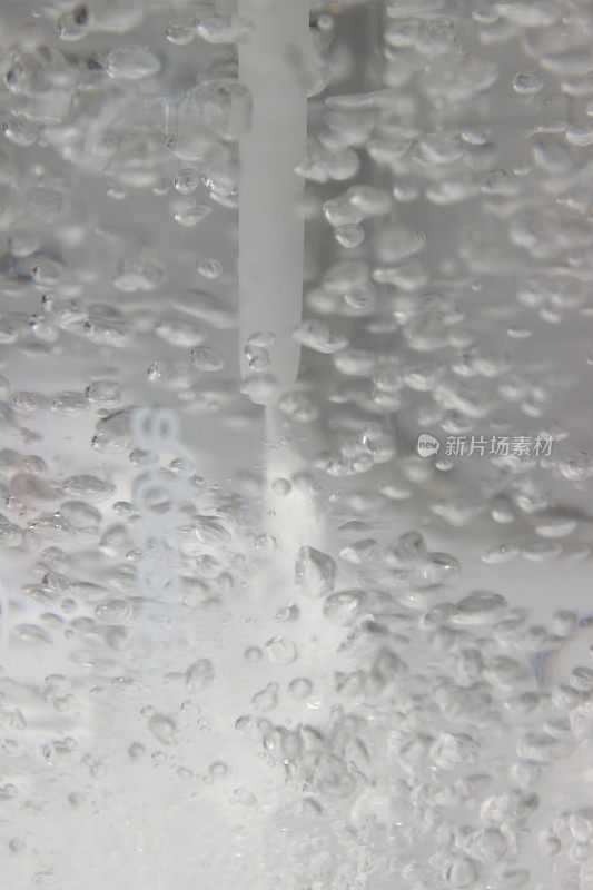 气泡水的图像，苏打水被二氧化碳气泡碳酸化