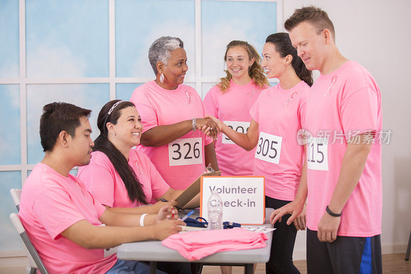 乳腺癌意识志愿者报名参加当地的活动和比赛。