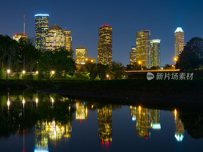 休斯顿市中心的天际线和夜晚美丽的河流倒影