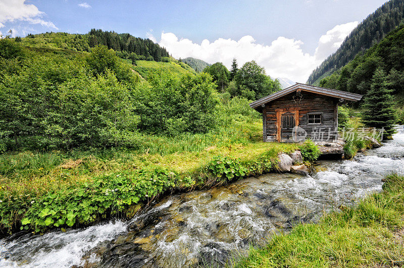 奥地利阿尔卑斯山齐勒塔尔山谷的风化谷仓